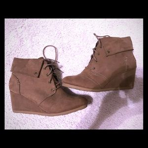 Tannish brown boots